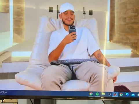 live chat model DominicGauthier